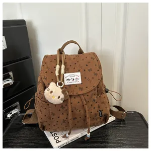 Brauner Cord Mini-Rucksack mit süßem Katzen-Plüsch-Anhänger, süßem Schleifen-Herz-Print für Alltag.