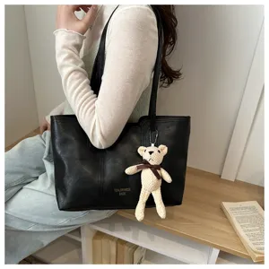 Borsa shopper nera di grande capacità con ciondolo orsetto, borsa a spalla casual elegante per lavoro.