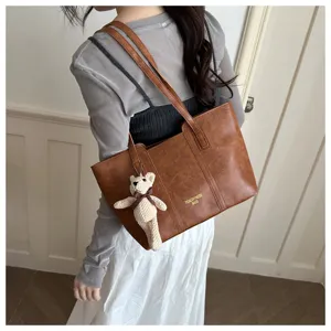 Borsa shopper marrone da donna di grande capacità con grazioso ciondolo a forma di orso.