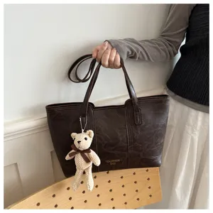 Grande borsa tote marrone da donna, elegante borsa a tracolla da lavoro con simpatico orsetto.