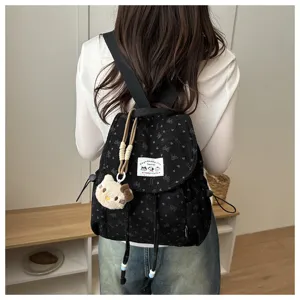 Schwarzer Cord Mini Rucksack für Damen, süßer Kordelzug Stil mit niedlichem Plüsch Anhänger.