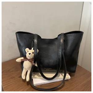 Borsa tote nera di grande capacità con grazioso ciondolo orsetto e libro di scena.