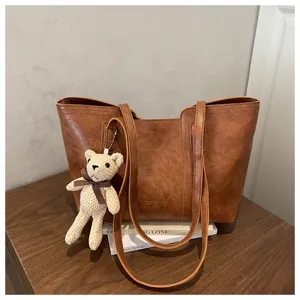 Borsa shopper marrone grande da donna in pelle sintetica con ciondolo orsetto casual