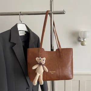 Grande borsa shopper marrone in pelle PU da donna con ciondolo orsetto, elegante borsa tote chic.