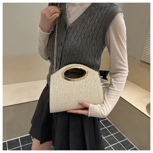 Vista dettagliata della borsa a mano da donna in paglia intrecciata con manico ovale.