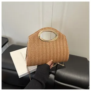 Borsa a mano in paglia intrecciata con manico in metallo e catena per il look quotidiano.