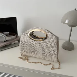 Borsa a tracolla elegante in paglia intrecciata con manico rotondo dorato e catena donna.