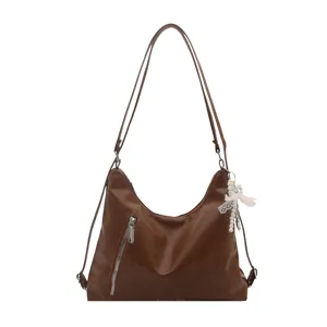 Sac à main bandoulière en cuir PU marron pour femme, fourre-tout élégant avec perle.