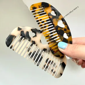 Niedliches Acetat Haarkamm Set mit ausgehöhltem Herz Design und tragbarem Halbkreis Stil.