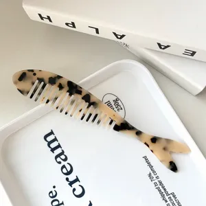 Peine de pelo de pescado pequeño de acetato francés, peine de dientes anchos cola de sirena.