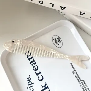 Vista detallada del peine para cabello de acetato francés, bonito diseño de pez con dientes.