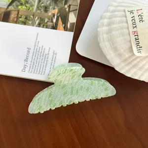 Detailopname van groene ruit haarklauw clip, stijlvolle en frisse haarklem voor dames.