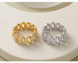 Exquisito anillo cubano pavimentado de diamantes, elegante detalle de diseño de lujo.