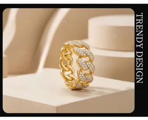 Vista detallada del anillo esclava dorado pavé con piedras brillantes y diseño fino.