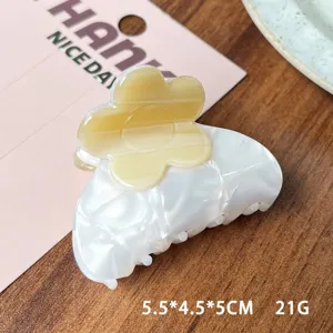 Nahaufnahme der vintage weißen Acetat Blumen Haarklammer, stilvolles Haaraccessoire.
