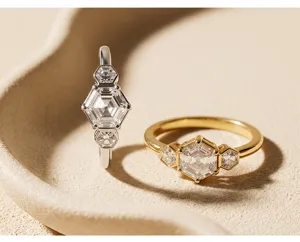 Elégant ensemble de bagues en diamant hexagonal plaqué or 18k, bijoux raffinés.