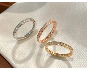 Détail de bague alliance minimaliste en argent S925, anneau élégant avec zircons clairs.