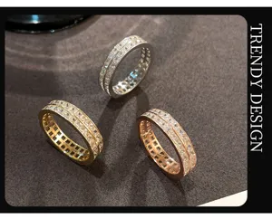Gros plan détaillé des bagues tendance à double rang de cristaux argent, or et or rose.