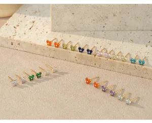 Kleurrijke vlinder oorknopjes met sprankelende zirkonia stenen, elegante vergulde sieraden voor dames.