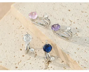Auricolari in argento S925 zircone colorato primo piano, gioiello senza piercing.