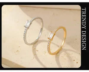 Gros plan de bagues empilables en argent sterling S925 et zircons baguettes en deux coloris.