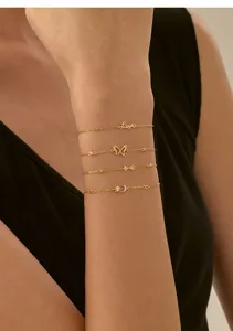 Λεπτό πολυστρωματικό σετ βραχιόλι με γούρια από επιχρυσημένο ασήμι με αγάπη και πεταλούδα.