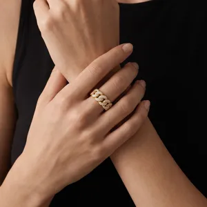 Anillo de eslabones cubanos dorados pavimentados en mano de modelo, joya de lujo elegante