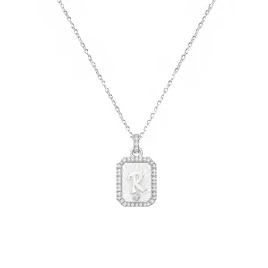 Elegante ketting met hanger letter R reliëf wit moerbeiparel 18k verguld voor dames.