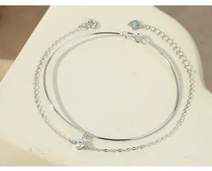 Vista detallada del brazalete doble minimalista de plata esterlina S925 con circonita.
