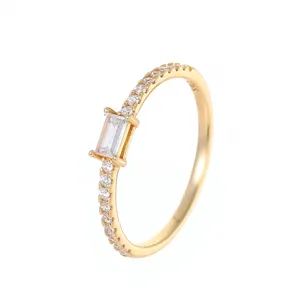 Bague élégante en argent sterling 925 plaqué or avec zircone baguette pour femme mode bijoux