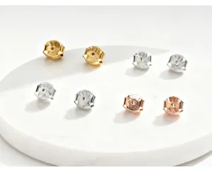 Close-up van S925 zilveren oorbellen achterkant met diverse metalen afwerkingen.