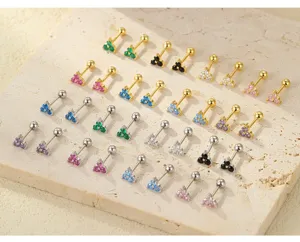 Vue detaillee des boucles d'oreilles clous triangle en argent S925 avec zircone coloree.