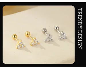 Vue détaillée de boucles d'oreilles clous de cartilage en argent S925 avec zircons.