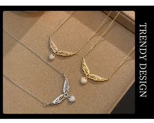 Elegante Engelsflügel-Halskette mit funkelndem Herz-Anhänger, filigrane Zirkon-Kette.