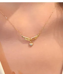 S925 Silber Engelsflügel Halskette mit funkelndem Zirkonia Herz Anhänger, eleganter Schmuck.