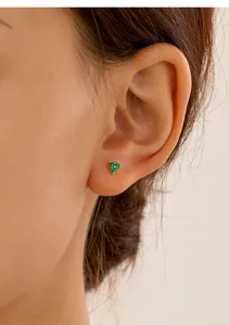 Boucles d'oreilles triangle en argent sterling pierre verte, détail bijou quotidien.