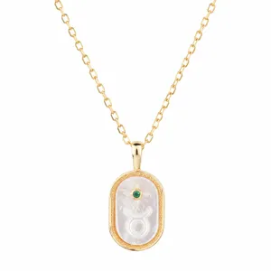 Vergulde 925 sterling zilveren Stier dierenriem ketting met parelmoer en groene steen.
