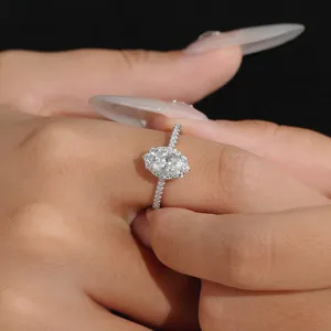 Impresionante anillo de compromiso halo de moissanita ovalada de plata 925 con pavé