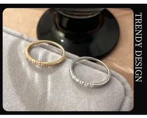 Anillo apilable de pavé de plata esterlina 925 chapado en oro de 14k vista detallada.