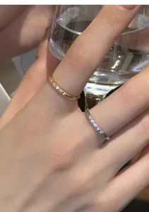 Detalle de anillo fino de plata de ley S925 con circonitas, estilo de lujo minimalista elegante.