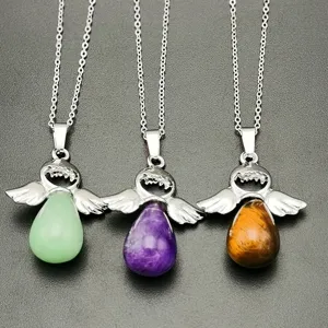 Collana con ciondolo angelo in pietra naturale con avventurina verde e occhio di tigre.