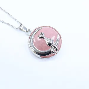 Detailaufnahme des silbernen Mondes und Katzenanhängers mit rosa Rosenquarz Edelstein.