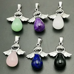 Primo piano dettaglio del ciondolo collana ala angelo goccia di cristallo colorato.