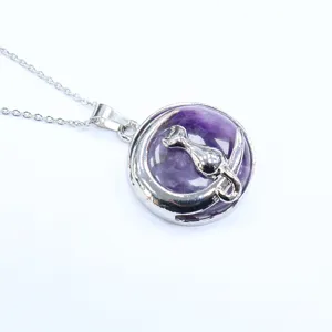 Detailansicht der silbernen Katzen-Mond-Halskette mit filigranem Schmuck.