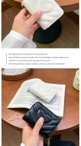 Nahaufnahme der gesteppten Herz PU-Brieftasche mit feinen Nähten und Reißverschluss.