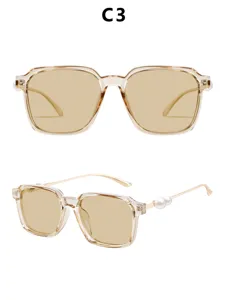 Schicke quadratische Sonnenbrille für Damen mit eleganten Perlenbügeln und getönten Gläsern.
