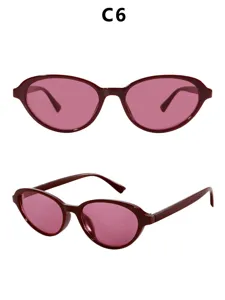 Occhiali da sole retro con montatura piccola, elegante montatura rossa con lenti rosa.