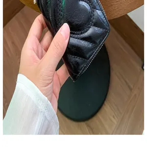 Detailaufnahme des eleganten schwarzen gesteppten PU-Leder-Kartenetuis mit Reißverschluss.