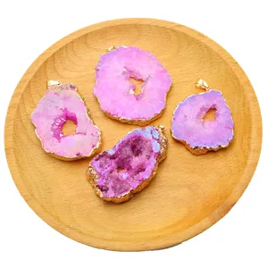 Nahaufnahme von natürlichem galvanisiertem pinkem Achat Druse Geode Anhänger DIY Schmuck