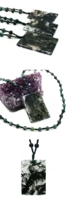 Collana con ciondolo quadrato in agata muschiata naturale, vista dettagliata.